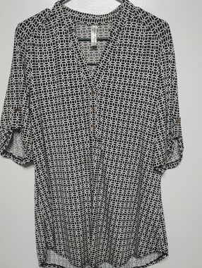Black & White Geometric V-Neck Roll-Sleeve Women's Top